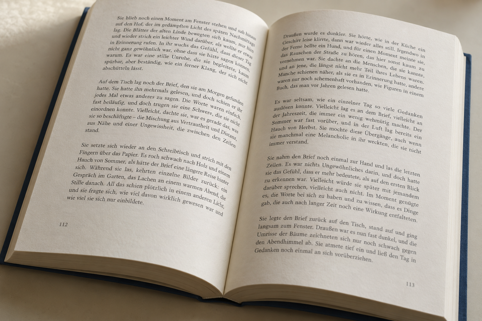 Livre ouvert avec paragraphes de texte, large marge intérieure et numéros de page en bas à droite.